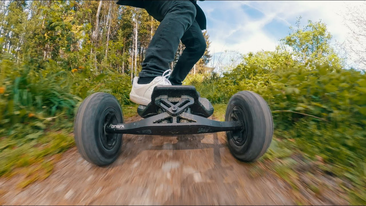 ONSRA VELAR, elektryczna deskorolka w jeździe terenowej, podgląd filmu