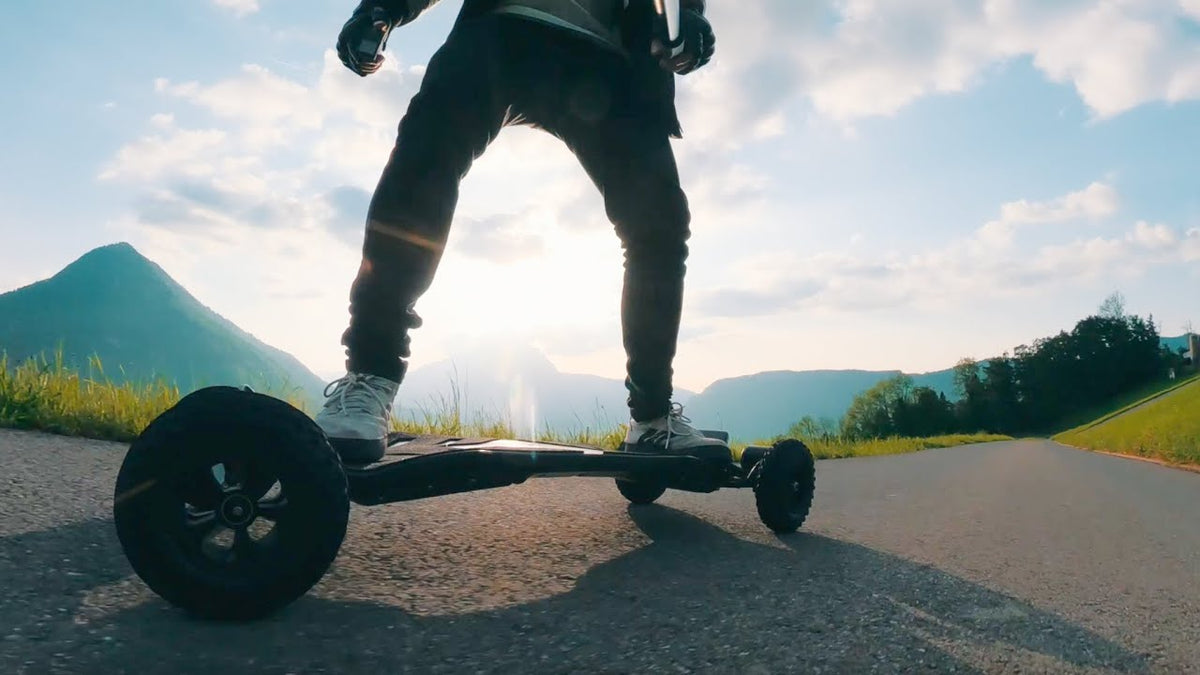 ONSRA VELAR Elektro-Skateboard beim Offroad-Aufstieg, Videovorschau
