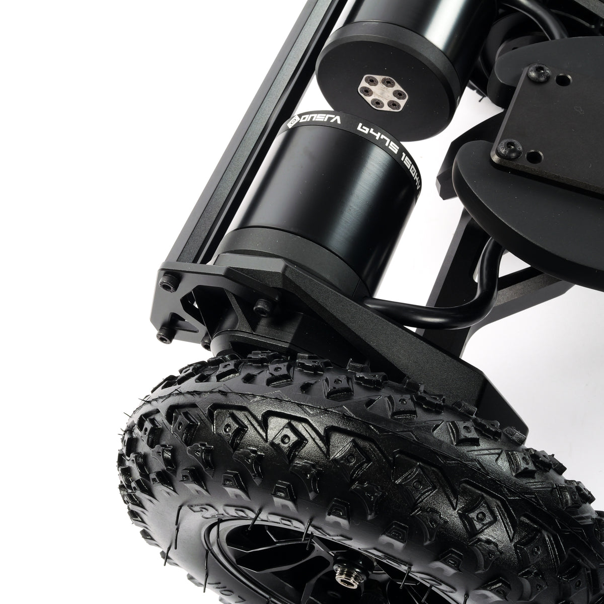 ONSRA BLACK CARVE 4 AT gear drive and all-terrain wheel close-up