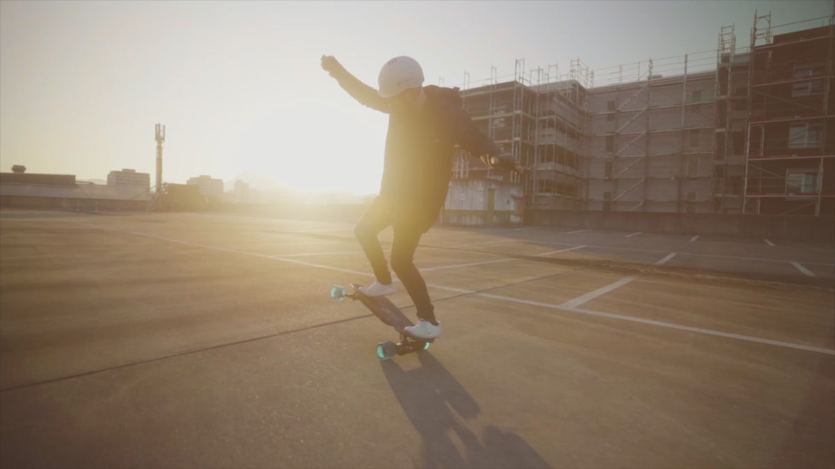 Load video: Rider carving on the ONSRA Challenger 2 in the sun