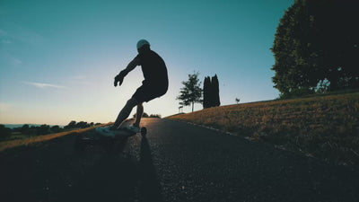 Rider carving on the ONSRA BLACK CARVE 4 at sunset